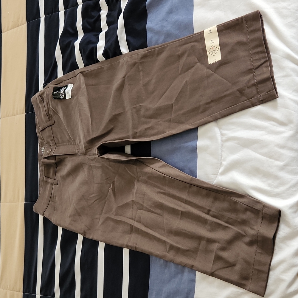 ST JOHNS BAY CAPRI PANTS SIZE 4